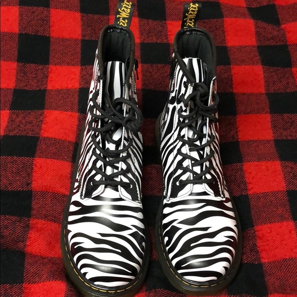 Women’s Dr. Martens Delaney Boots Zebra Size 7 NEW - Picture 2 of 6